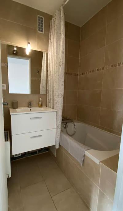Beau Studio Cosy Et Calme - Face A La Gare De Rosny-Sous-Bois - 20Mn De Paris Et Disneyland מראה חיצוני תמונה